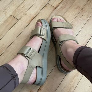 Vagabond Erin sandals in sage, size 9